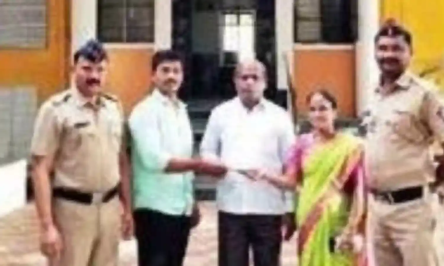 परली वैद्यनाथ में रिक्शेवाले ने श्रदाधुओं के कीमती सामान लौटाए