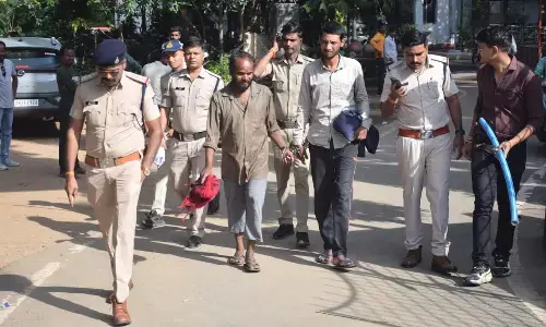 हत्या के आरोपियों का पुलिस ने निकाला जुलूस