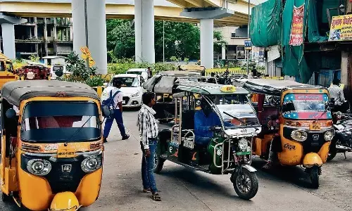 रानीताल चौक में एक हिस्से पर ऑटो चालकों का रहता है कब्जा, ब्लॉक हो जाती है पूरी रोड