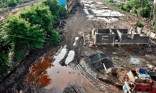 कछपुरा मालगोदाम में हर तरफ दलदल-गंदगी, पूरा इलाका त्रस्त कछपुरा मालगोदाम में हर तरफ दलदल-गंदगी, पूरा इलाका त्रस्त