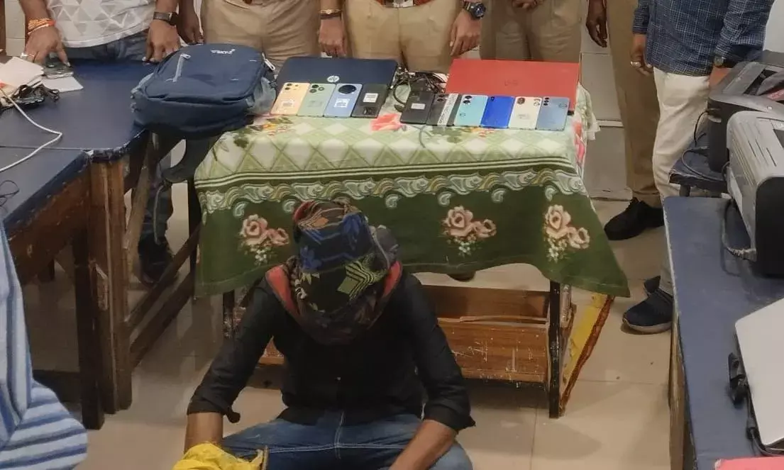 रेल यात्रियों के मोबाइल चुराने वालों को सीसीटीवी फुटेज के जरिए पकड़ा