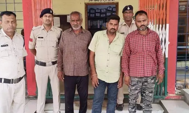 उफनती नदी में गोवंश को धकेलने पर अपराध दर्ज, नाबालिग समेत 4 गिरफ्तार