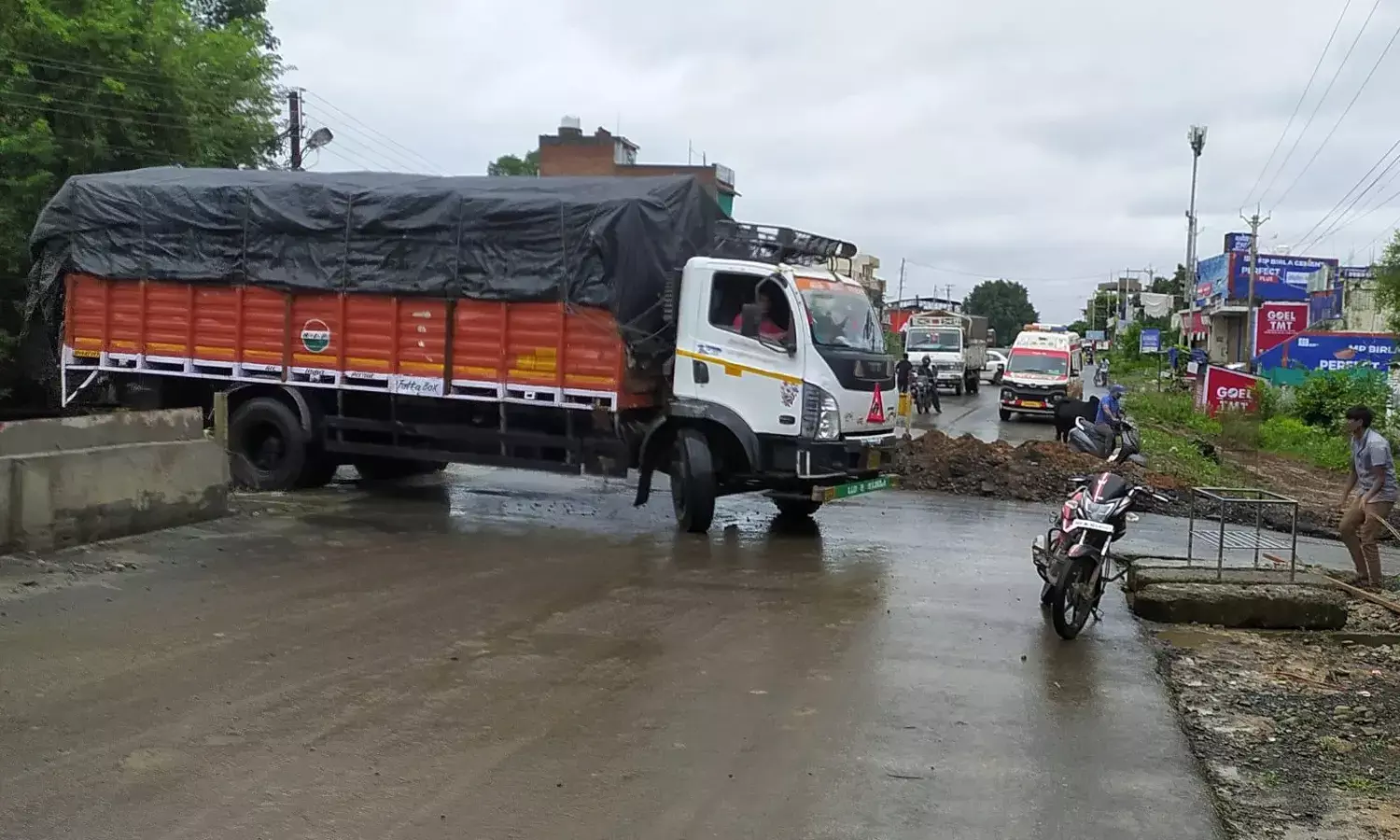 सडक़ के काटे गए हिस्से में पाइप डालकर गड़बड़ी छिपाने की तैयारी, दूसरे दिन भी ठप रहा आवागमन, स्थल पर आकर लौट रहे वाहन, बढ़ी परेशानी