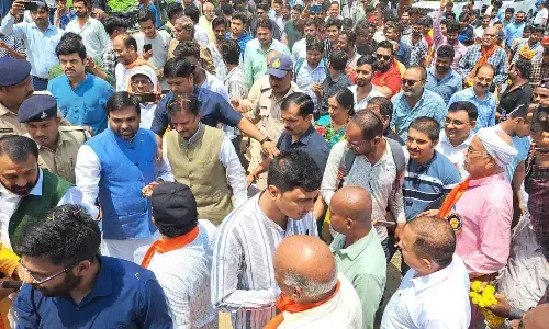 सडक़ निर्माण में ठेकेदार की मनमानी पर डिप्टी सीएम ने लगाई फटकार