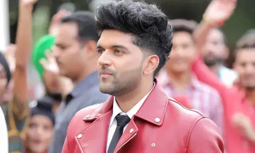 चंद रुपयों के लिए शादी और पार्टियों में गाने वाले गुरु रंधावा, आज गाना गाने के लेते हैं लाखों रुपये चंद रुपयों के लिए शादी और पार्टियों में गाने वाले गुरु रंधावा, आज गाना गाने के लेते हैं लाखों रुपये