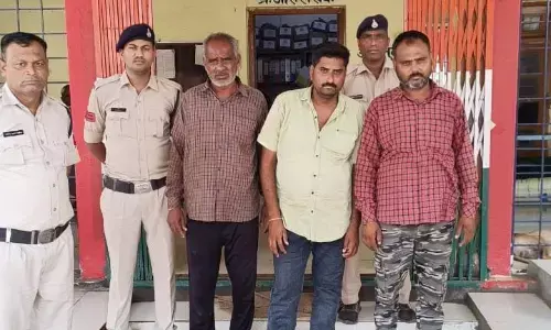 उफनती नदी में गोवंश को धकेलने पर अपराध दर्ज, नाबालिग समेत 4 गिरफ्तार उफनती नदी में गोवंश को धकेलने पर अपराध दर्ज, नाबालिग समेत 4 गिरफ्तार