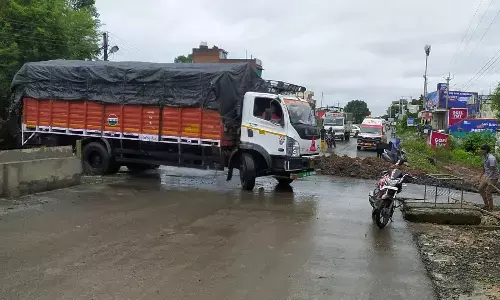 सडक़ के काटे गए हिस्से में पाइप डालकर गड़बड़ी छिपाने की तैयारी, दूसरे दिन भी ठप रहा आवागमन, स्थल पर आकर लौट रहे वाहन, बढ़ी परेशानी सडक़ के काटे गए हिस्से में पाइप डालकर गड़बड़ी छिपाने की तैयारी, दूसरे दिन भी ठप रहा आवागमन, स्थल पर आकर लौट रहे वाहन, बढ़ी परेशानी