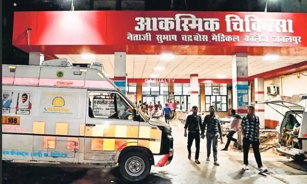 एम्बुलेंस में न कोई अटेंडेंट था और न ही कोई जानकार एम्बुलेंस में न कोई अटेंडेंट था और न ही कोई जानकार