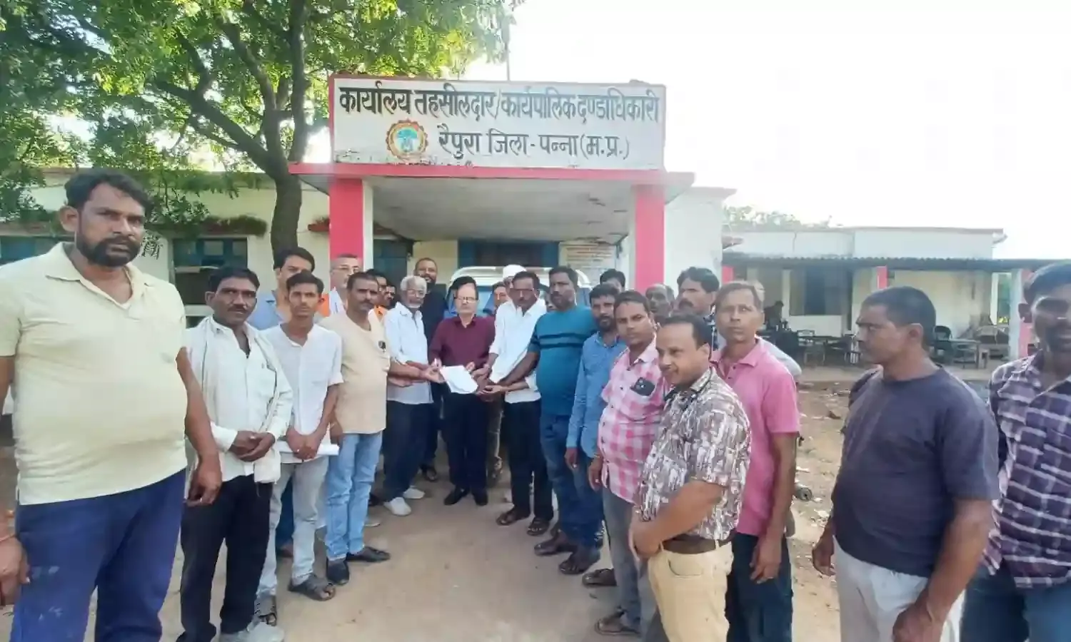 तालाब में पानी पहुंचाने के लिए ग्रामीणों ने की बैठक, मुख्यमंत्री एवं कलेक्टर के नाम तहसीलदार को सौंपा ज्ञापन