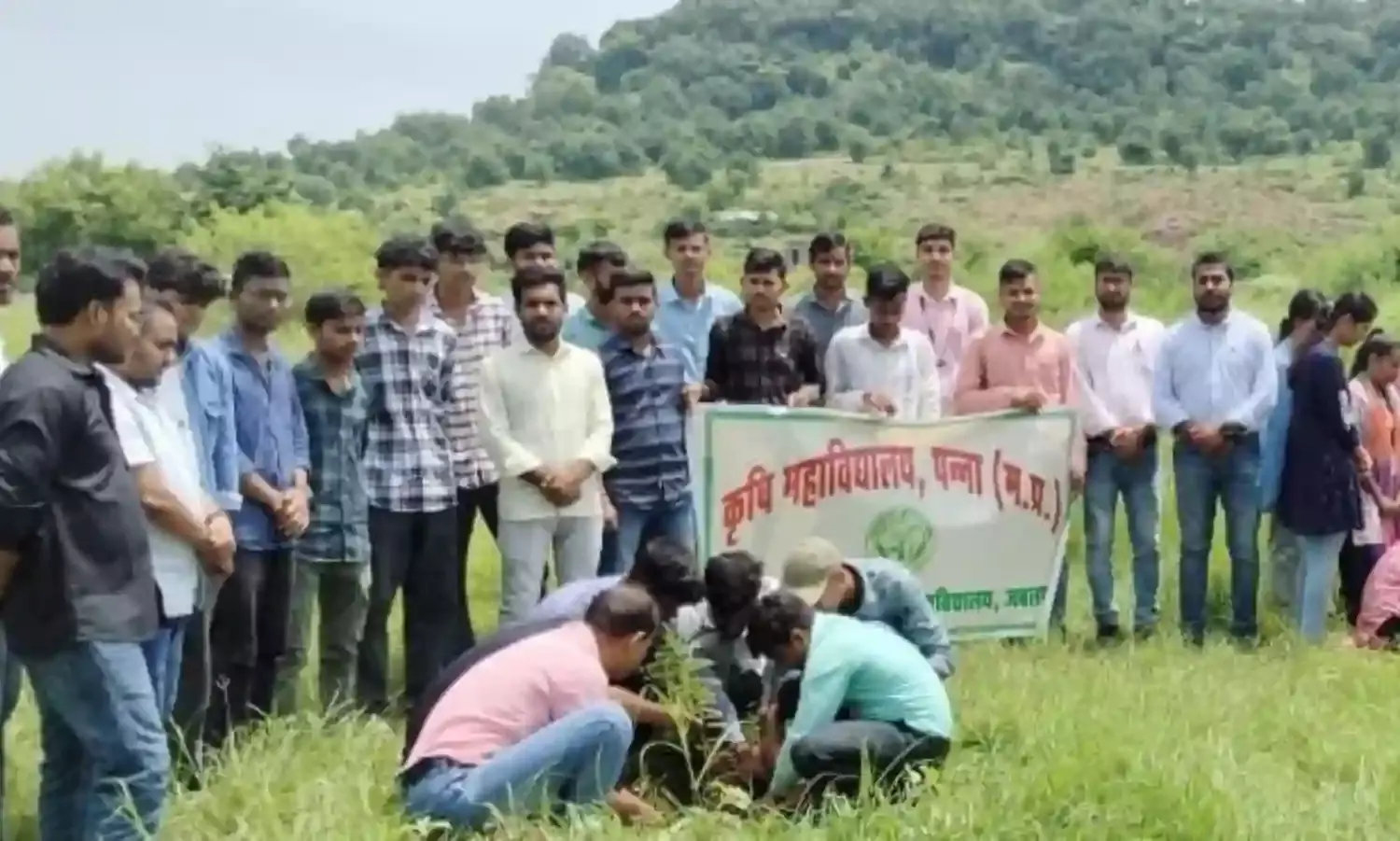 कृषि महाविद्यालय में एक पेड़ मां के नाम कार्यक्रम का हुआ आयोजन