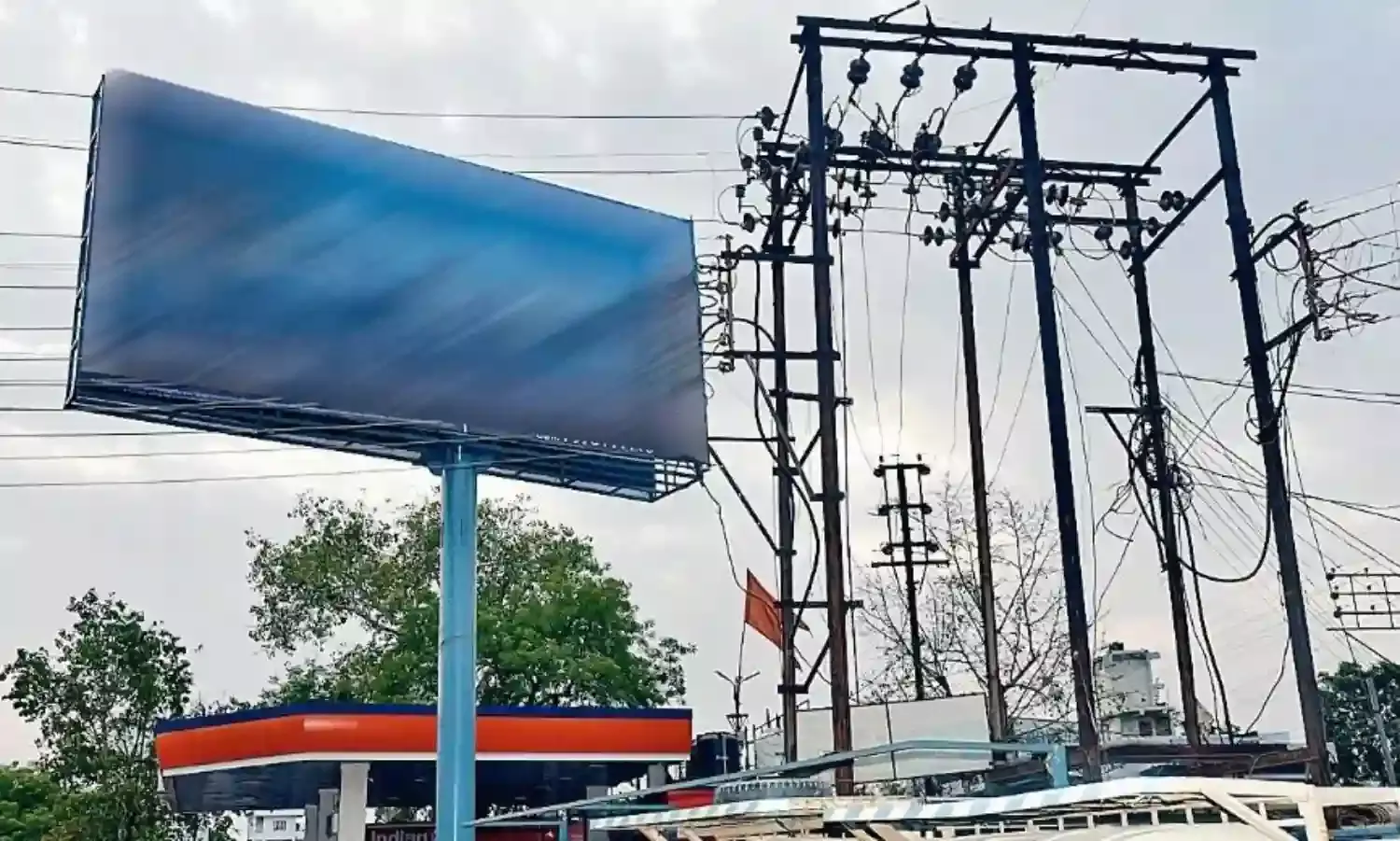 बिना प्लानिंग और निगरानी योजना के लगा दिए यूनिपोल