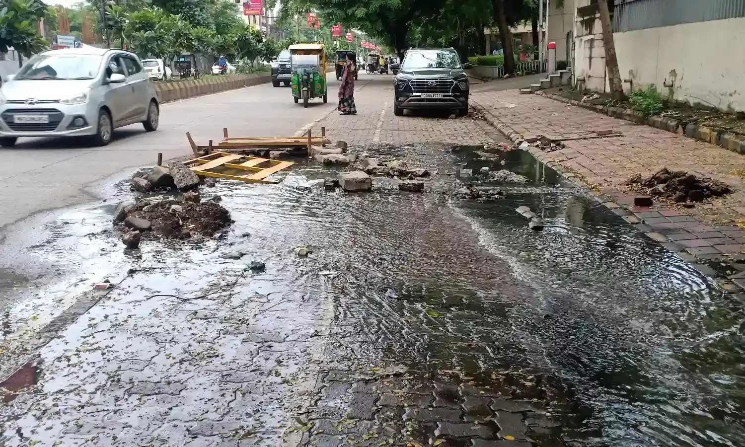 एक समस्या दूर नहीं की दूसरी हुई पैदा, सीवर लाइन टूटने से सड़क पर उतरा पानी