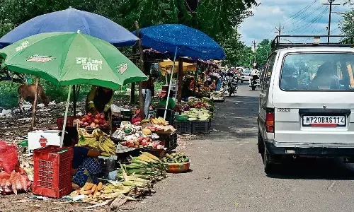 रोड तक फैला अतिक्रमण, आए दिन हो रहीं दुर्घटनाएँ