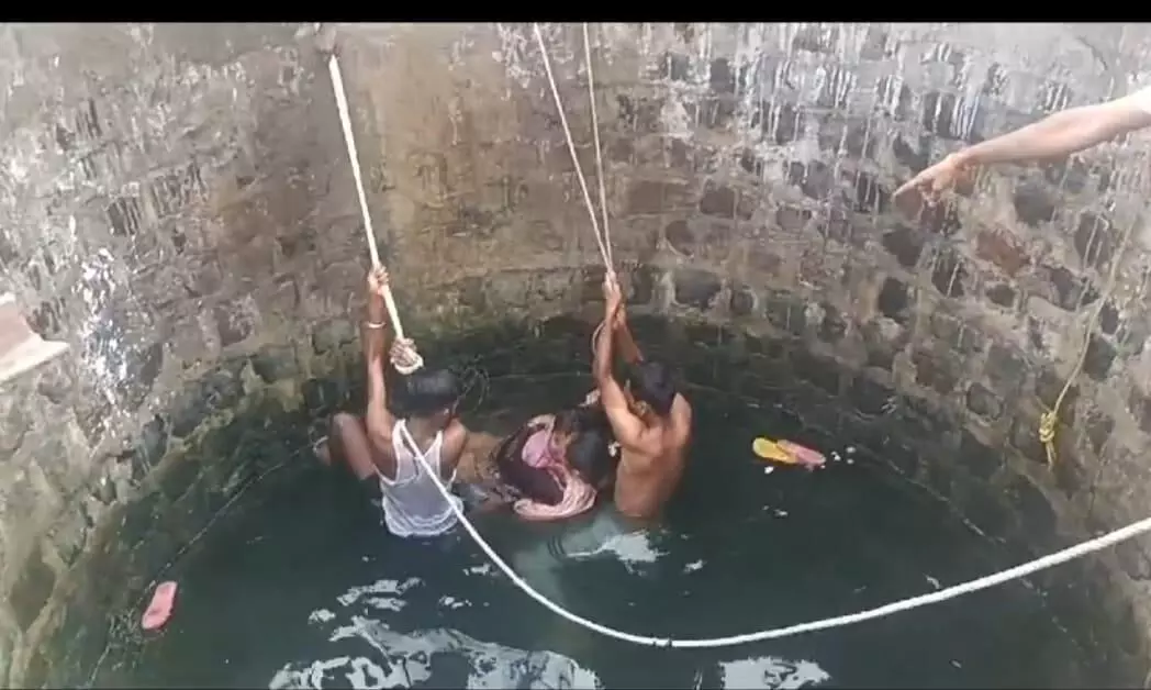 महिला ने चार बच्चे संग कुएं में लगाई छलांग, तीन जांबाज युवकों ने बचाई जान महिला ने चार बच्चे संग कुएं में लगाई छलांग, तीन जांबाज युवकों ने बचाई जान