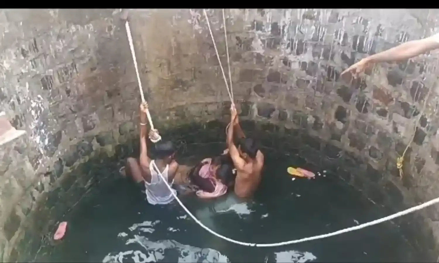 महिला ने चार बच्चे संग कुएं में लगाई छलांग, तीन जांबाज युवकों ने बचाई जान