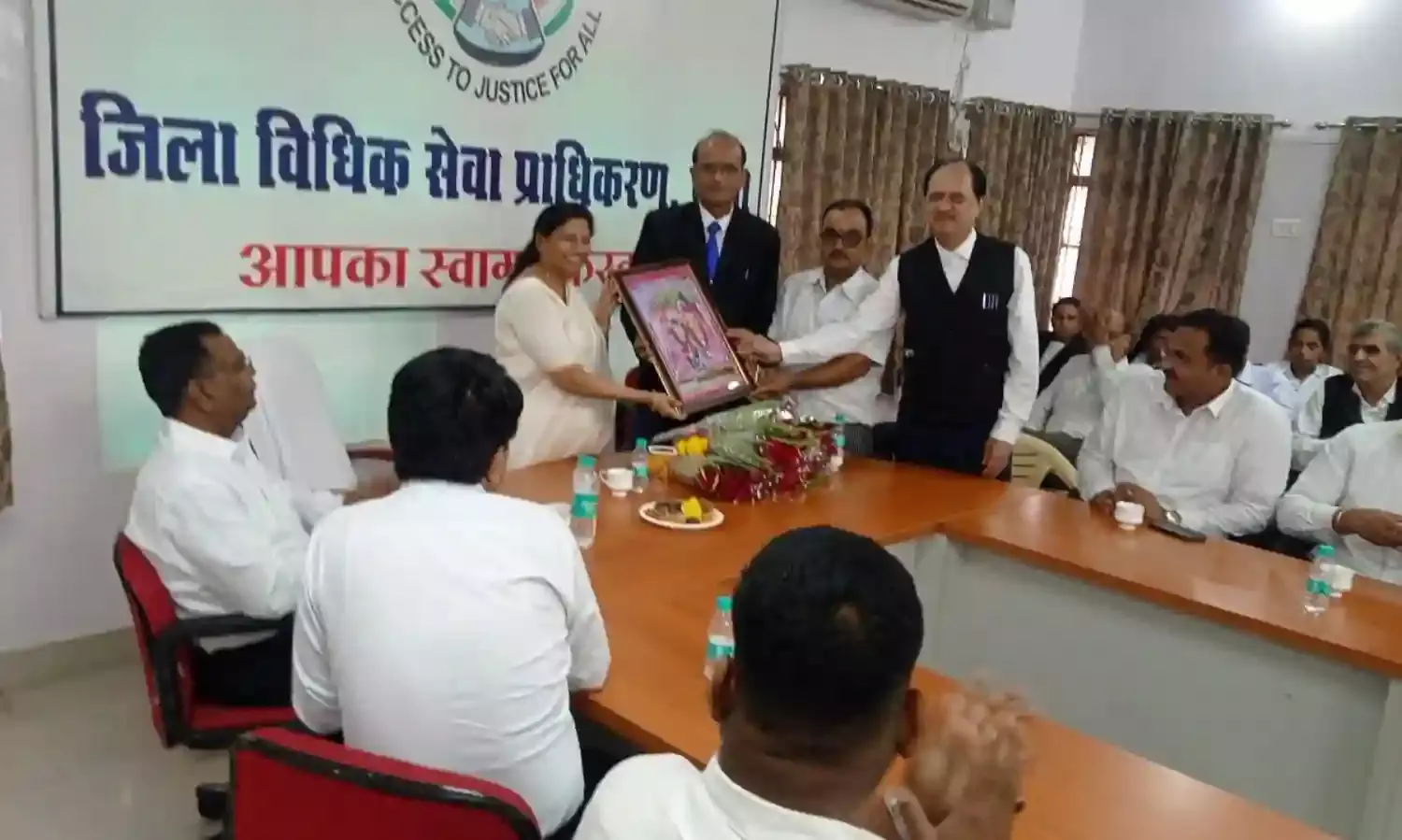 प्रधान जिला न्यायाधीश की सेवा निवृत्ति पर अधिवक्ता संघ ने दी विदाई