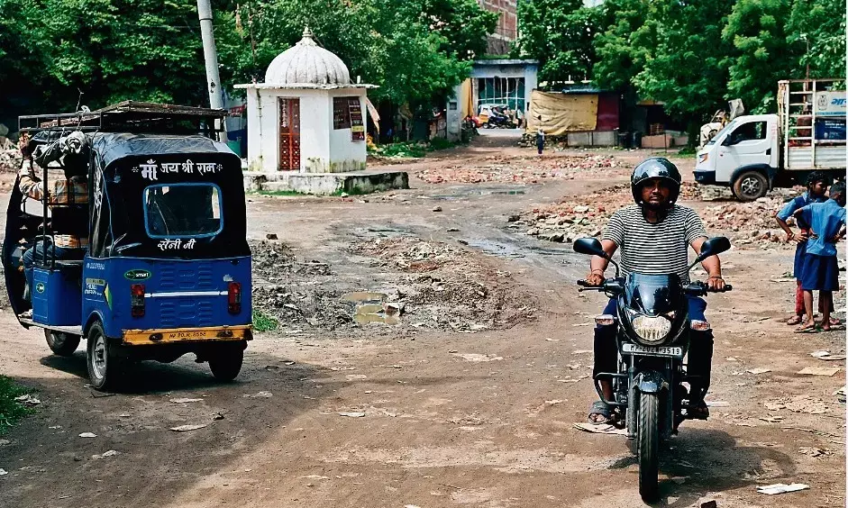 कीचड़ और गड्ढों में तब्दील हुआ घमापुर रामलीला मैदान मार्ग