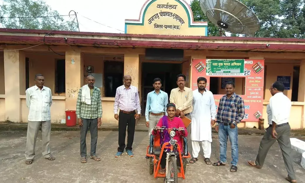 छात्रा को दी गयी मोटराईज बैटरी चलित वाहन एवं व्रद्धा को व्हील चेयर