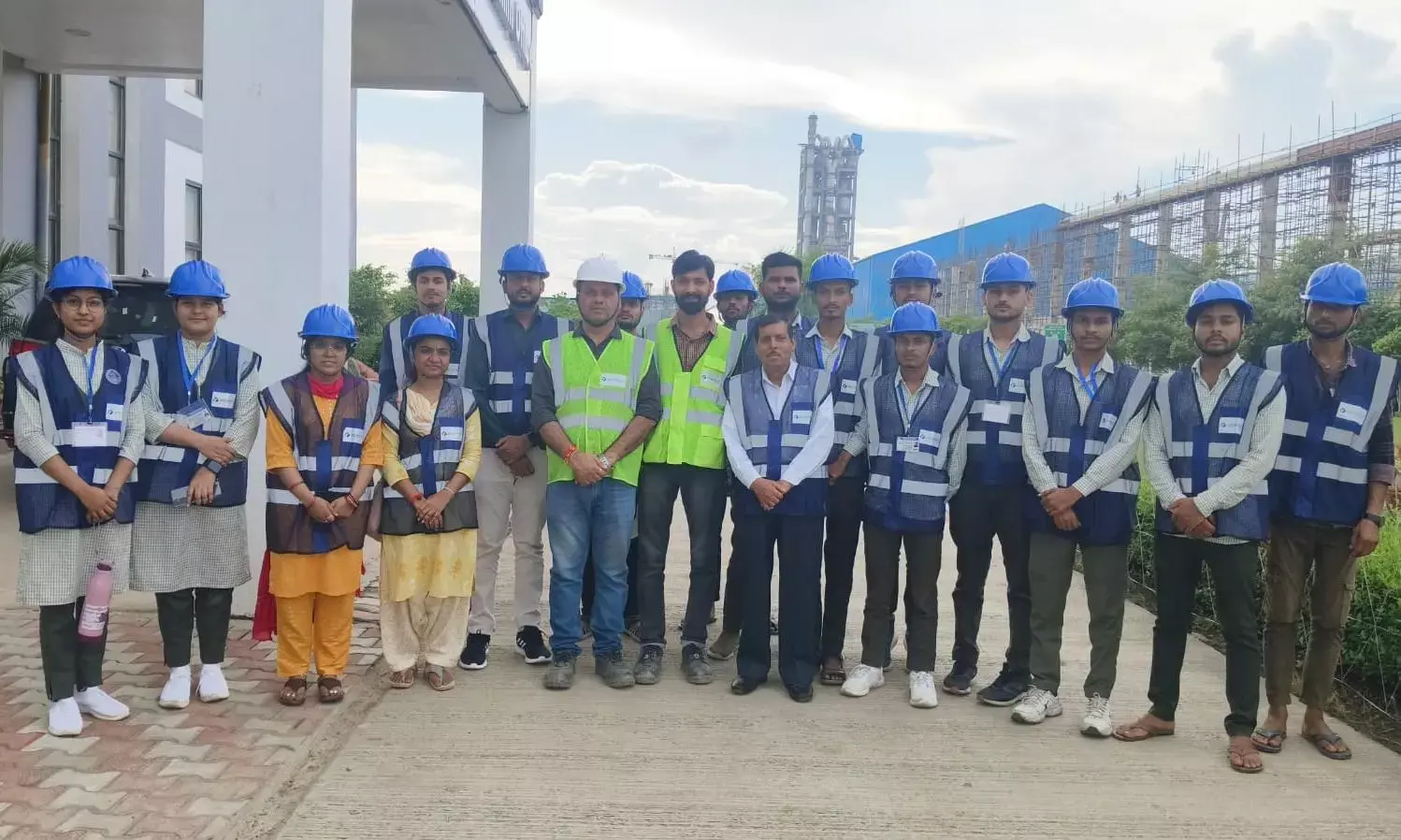 पॉलीटेक्निक महाविद्यालय पन्ना के विद्यार्थियों ने जे के सीमेंट का किया औद्योगिक भ्रमण