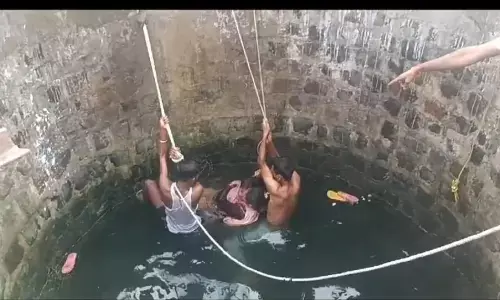 महिला ने चार बच्चे संग कुएं में लगाई छलांग, तीन जांबाज युवकों ने बचाई जान