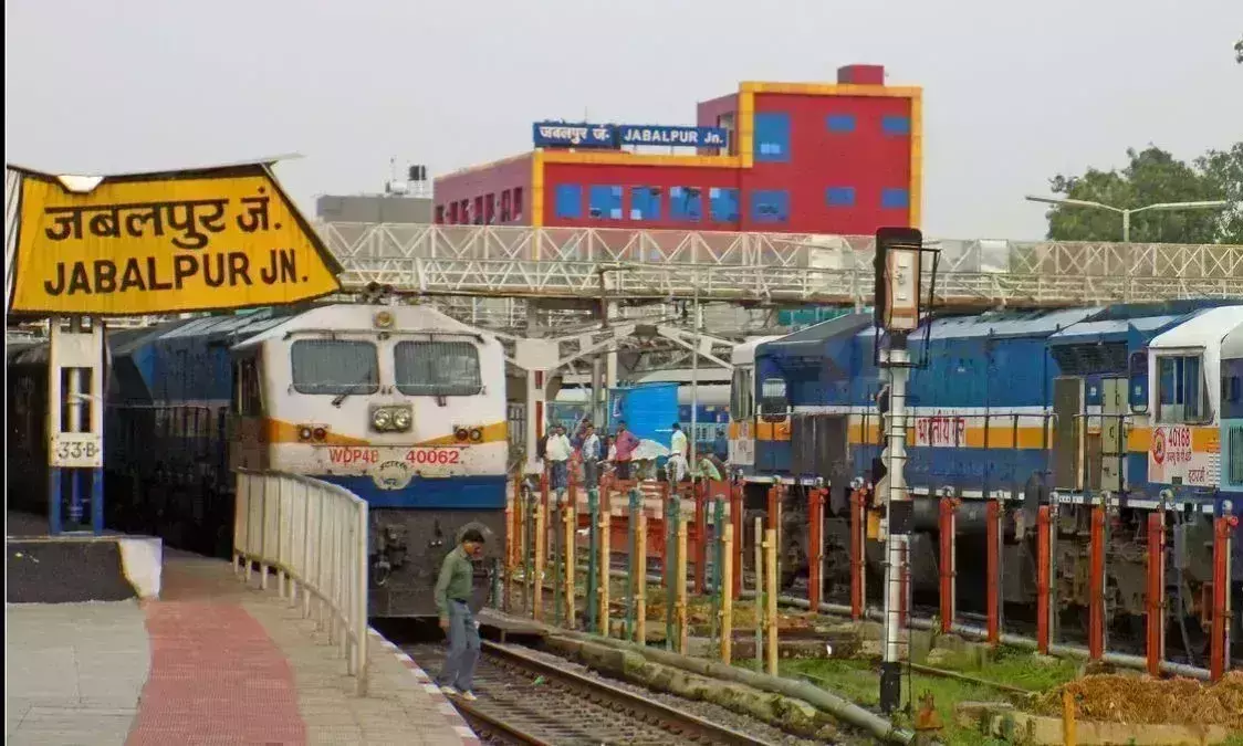 वहाँ मीटिंग चलती रही, यहाँ तीन घंटे तक इंतजार करते रहे कर्मचारियों के परिजन वहाँ मीटिंग चलती रही, यहाँ तीन घंटे तक इंतजार करते रहे कर्मचारियों के परिजन