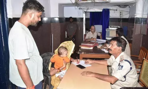 ट्रेन में महिला से लूट, दुधमुहे बच्चे को भी छीनने की कोशिश, कानपुर स्टेशन के पास 5 बदमाशों ने की वारदात