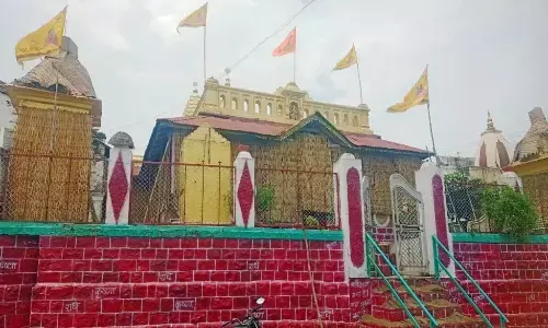 पांच दिनों के लिए बंद हो जाते हैं सौ साल पुराने राधाकृष्ण मंदिर के पट, गोटमार के चलते सुरक्षा की दृष्टि से निभाई जाती है, मंदिर को ढंकने की परंपरा पांच दिनों के लिए बंद हो जाते हैं सौ साल पुराने राधाकृष्ण मंदिर के पट, गोटमार के चलते सुरक्षा की दृष्टि से निभाई जाती है, मंदिर को ढंकने की परंपरा