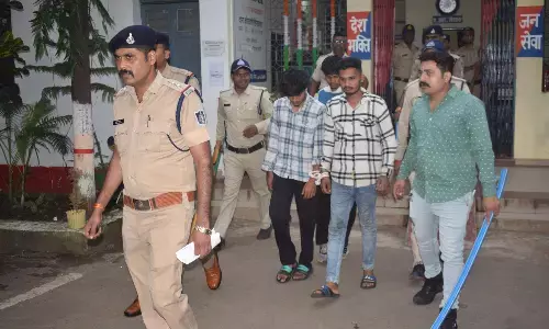 कटरबाजी के आरोपियों का निकाला जुलूस, भेजा जेल,  बदमाशों ने स्वयं को नाबालिग बताया, मार्कशीट ने खोला राज