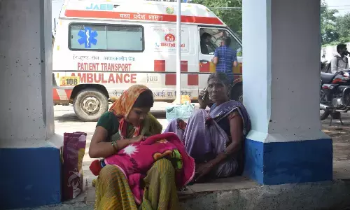 मासूम को गोद में लेकर १०८ का इंतजार करती रही मां, पायलट ने कहा- मेंटेनेंस के लिए जा रही एम्बुलेंस, दो घंटे से अधिक इंतजार करना पड़ा