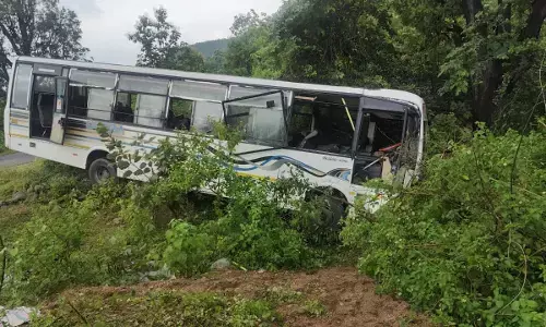 बड़ा हादसा... तेज रफ्तार बस गड्ढे में उतरी,44  यात्री घायल, 18 गंभीर