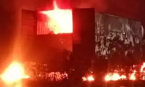 बेकरी के बाहर पेट्रोल बम से हमला, कार में लगी आग बेकरी के बाहर पेट्रोल बम से हमला, कार में लगी आग