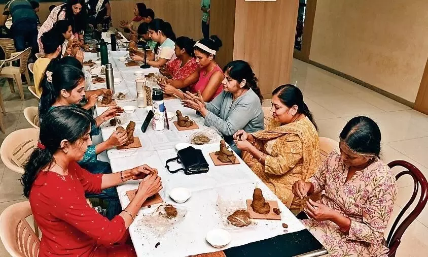 दैनिक भास्कर ईको-फ्रेंडली गणेश वर्कशॉप में प्रतिभागियों ने बनाई गणेश जी की मूर्ति दैनिक भास्कर ईको-फ्रेंडली गणेश वर्कशॉप में प्रतिभागियों ने बनाई गणेश जी की मूर्ति