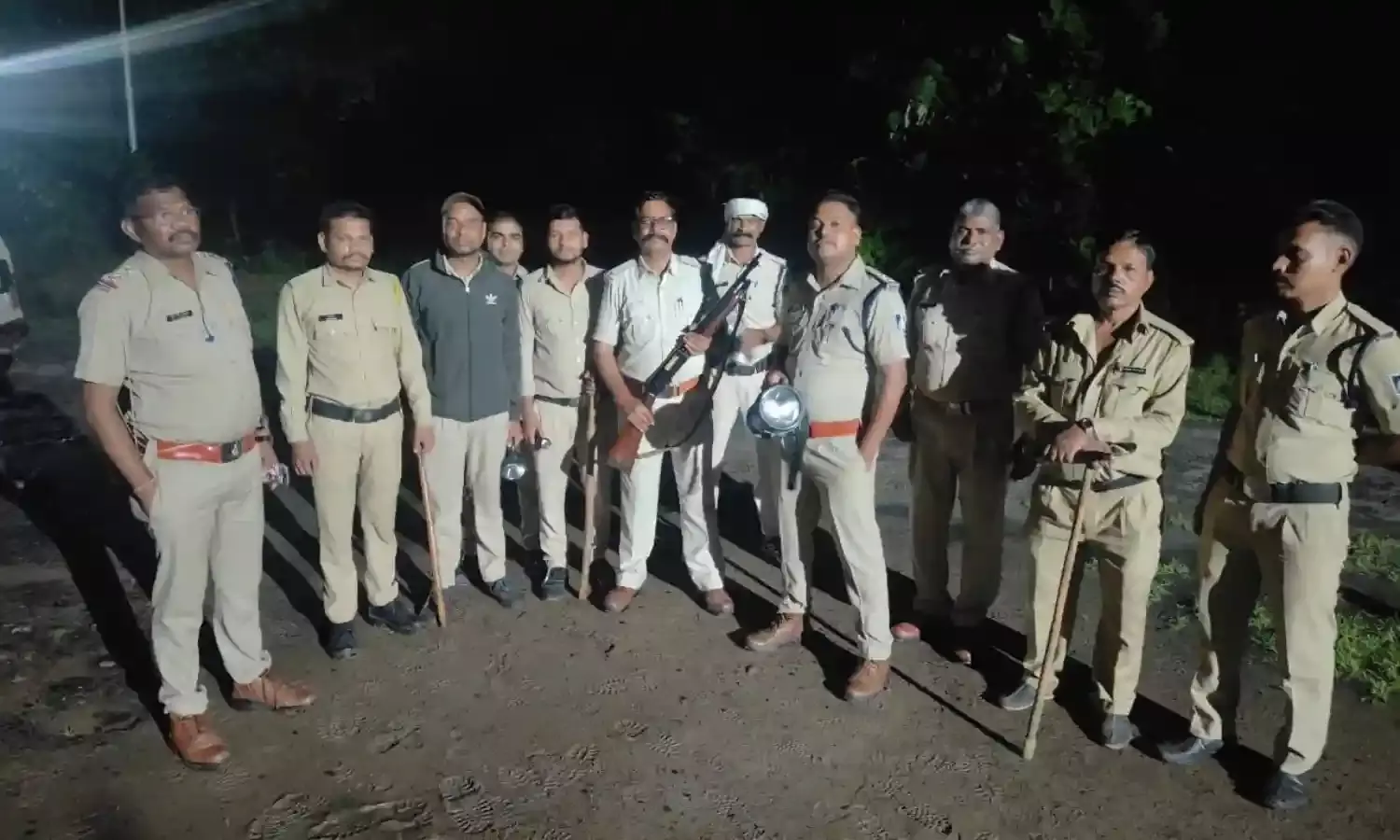 एक रात में ८९ वारंटी धराएं, २०० बदमाशों से की पूछताछ, १३ अवैध शराब कारोबारियों की धरपकड़