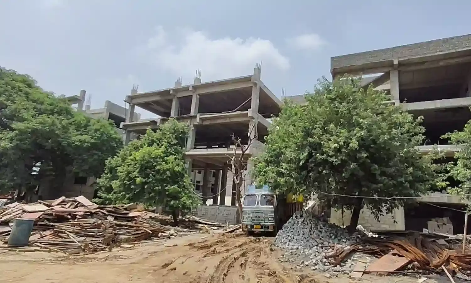 सीएम राईज विद्यालय के निर्माणाधीन भवन में मजदूर महिला के साथ दुष्कर्म, टाइल्स लगाने का कार्य करवाने वाले ठेकेदार पर लगा आरोप