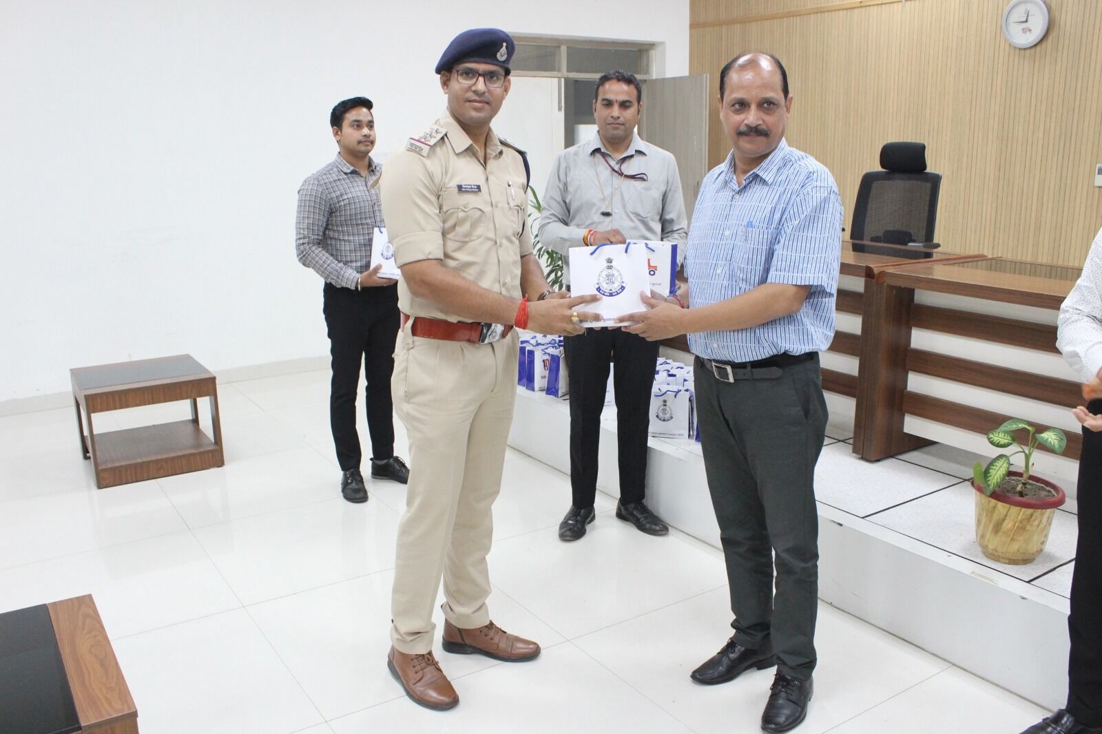 प्रशिक्षण कर रहे 35 कार्यवाहक निरीक्षकों ने किया राज्य स्तरीय डायल-100 कन्ट्रोल रूम का भ्रमण