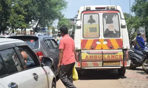 रस्सी से बांधकर रखे 108 एम्बुलेंस के गेट, चिकने सपाट हुए टायर, पोर्टेबल स्ट्रेचर भी जाम