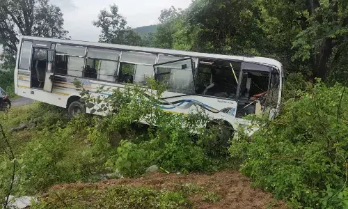 तेज रफ्तार बस गड्ढे में उतरी, 44 यात्री घायल, 18 गंभीर