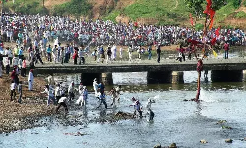 निभाई जाएगी खूनी परंपरा, होगी पत्थरबाजी, बहेगा खून, पांढुर्ना व सावरगांव के बीच जाम नदी पर मनेगा विश्व प्रसिद्ध गोटमार मेला निभाई जाएगी खूनी परंपरा, होगी पत्थरबाजी, बहेगा खून, पांढुर्ना व सावरगांव के बीच जाम नदी पर मनेगा विश्व प्रसिद्ध गोटमार मेला