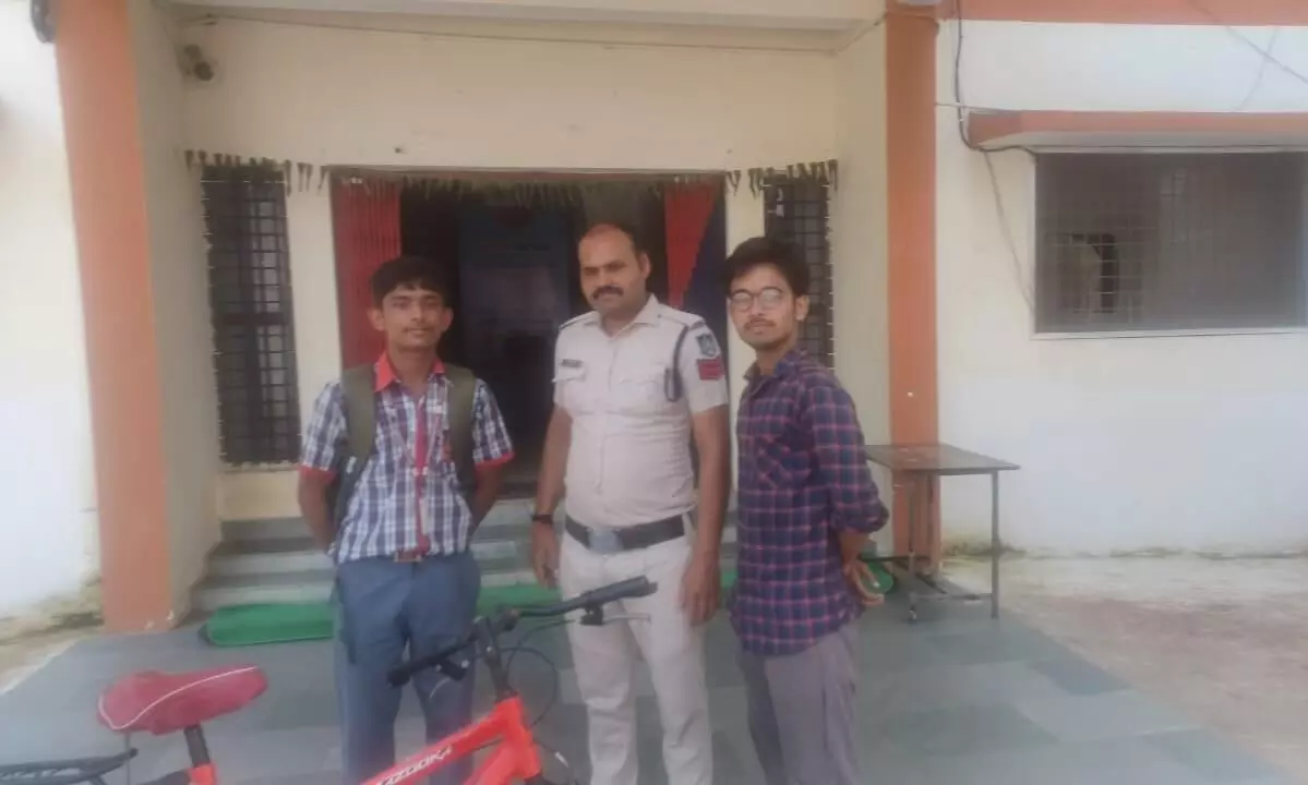 गुमी साइकिल खोजकर पुलिस ने बालक की लौटाई मुस्कान गुमी साइकिल खोजकर पुलिस ने बालक की लौटाई मुस्कान