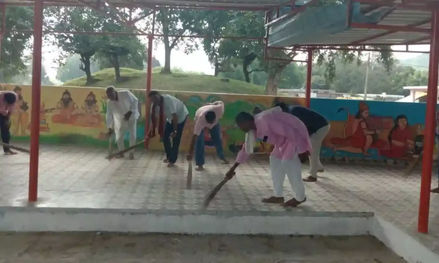 मंदिर परिसर में झाड़ू लगाकर दिया स्वच्छता का संदेश
