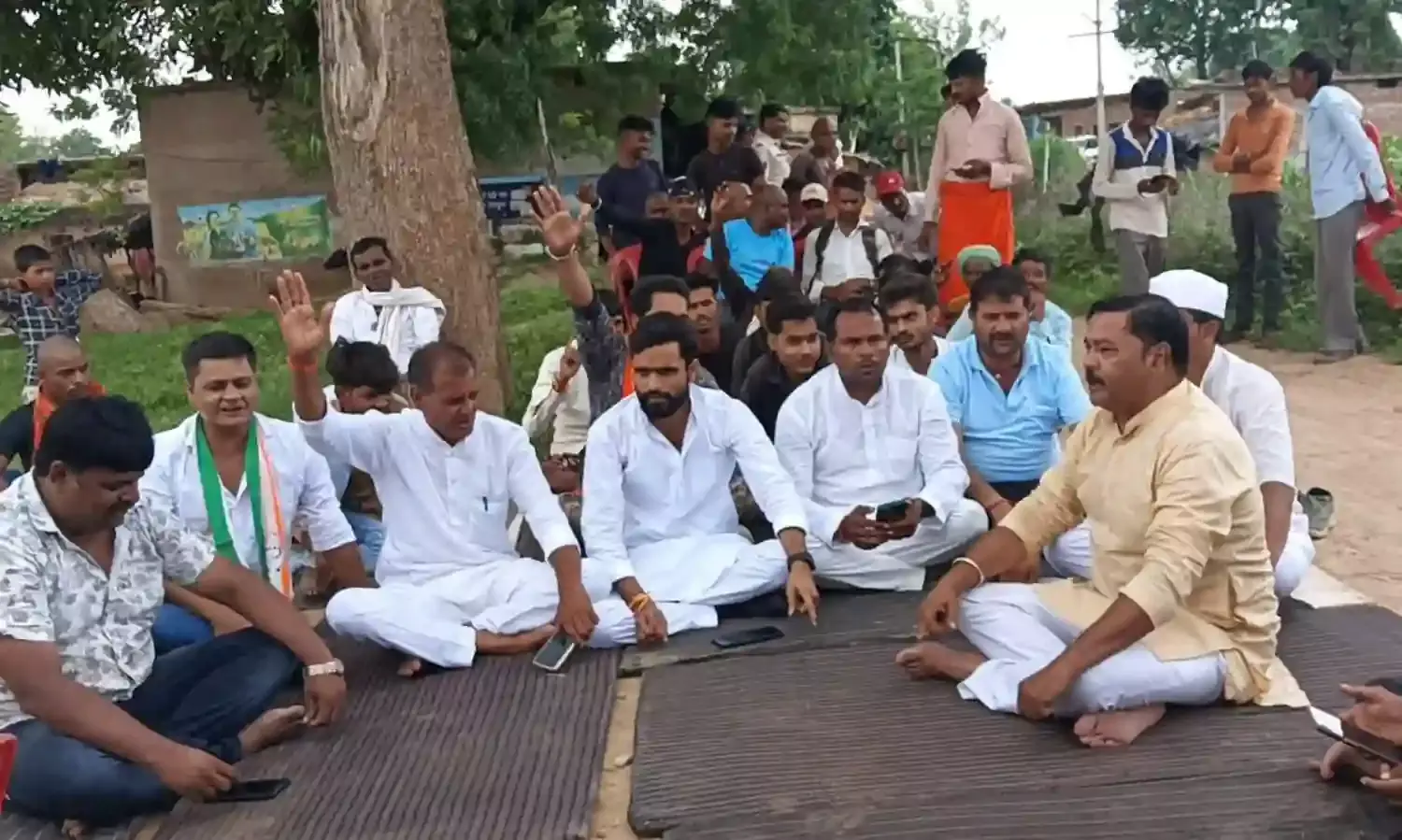 अवैध रेत उत्खनन को लेकर ब्लाक कांग्रेस ने दिया धरना