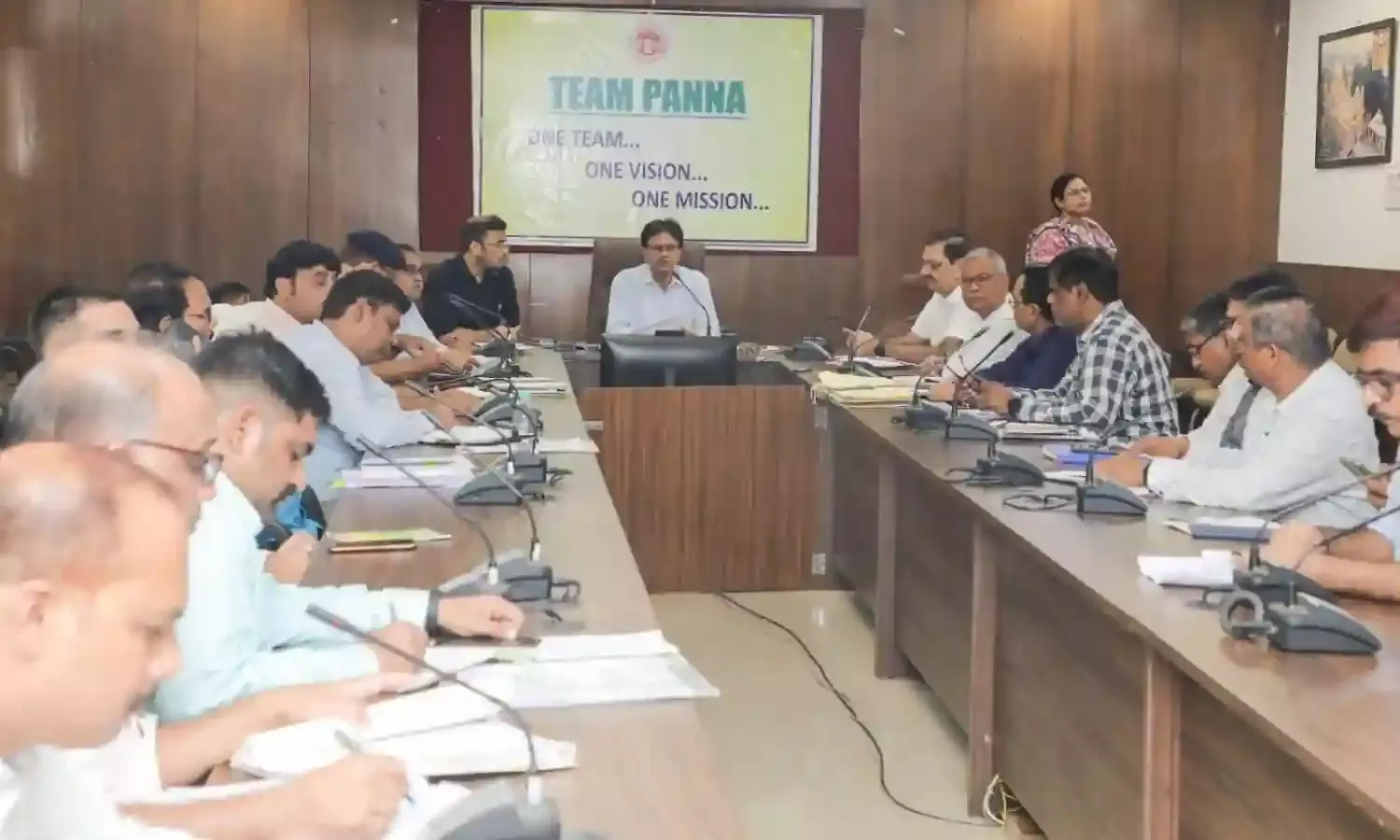 कलेक्टर ने टीएल बैठक में लंबित प्रकरणों की समीक्षा कर समयावधि में निराकरण के दिए निर्देश