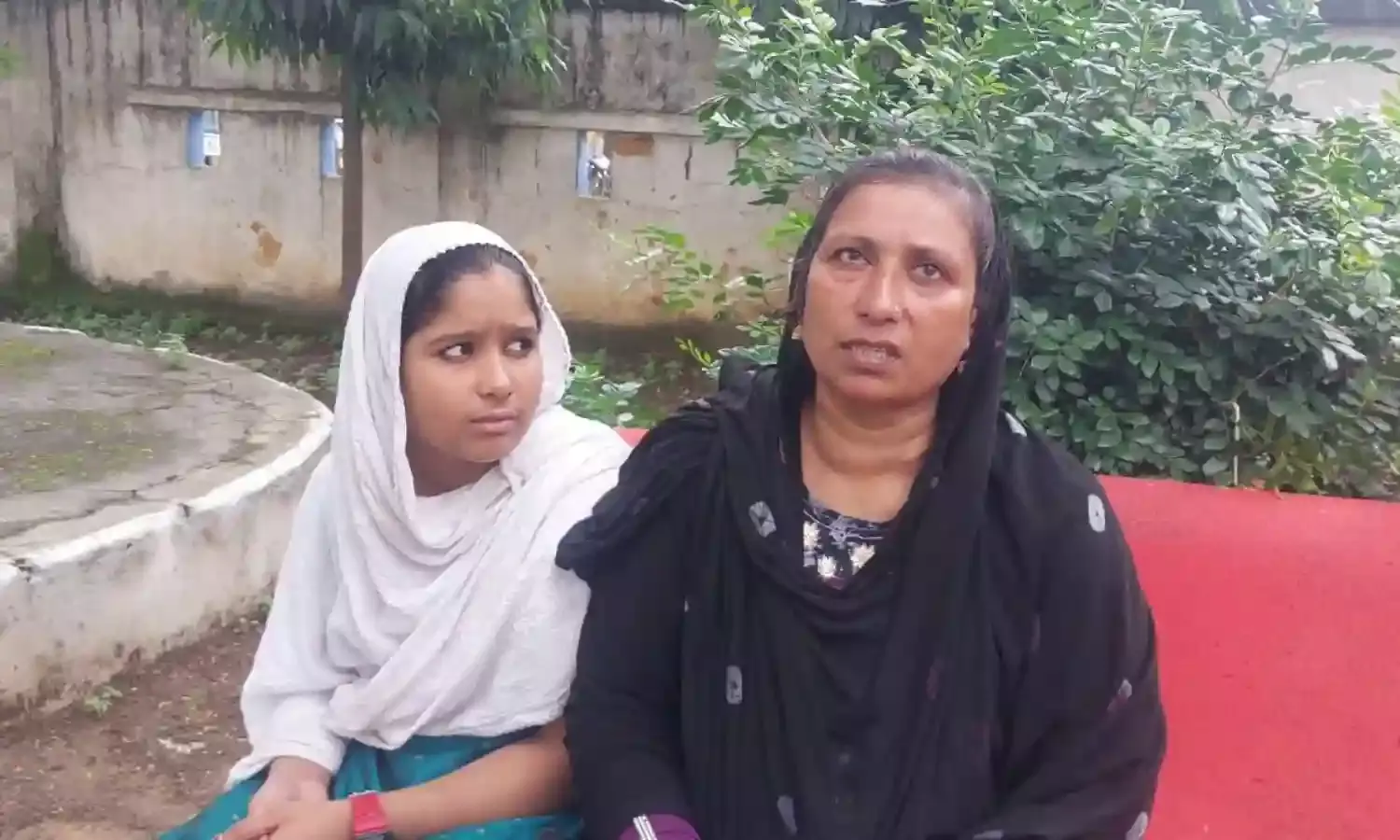 जनसुनवाई में आत्महत्या की कोशिश, महिला ने अधिकारियों के सामने डाला खुद पर केरोसिन