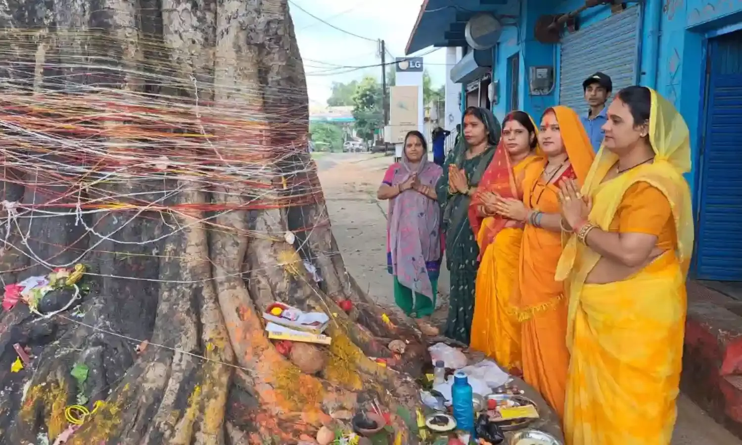 परिवार की समृद्धि के लिए महिलाओं ने की पीपल की पूजा