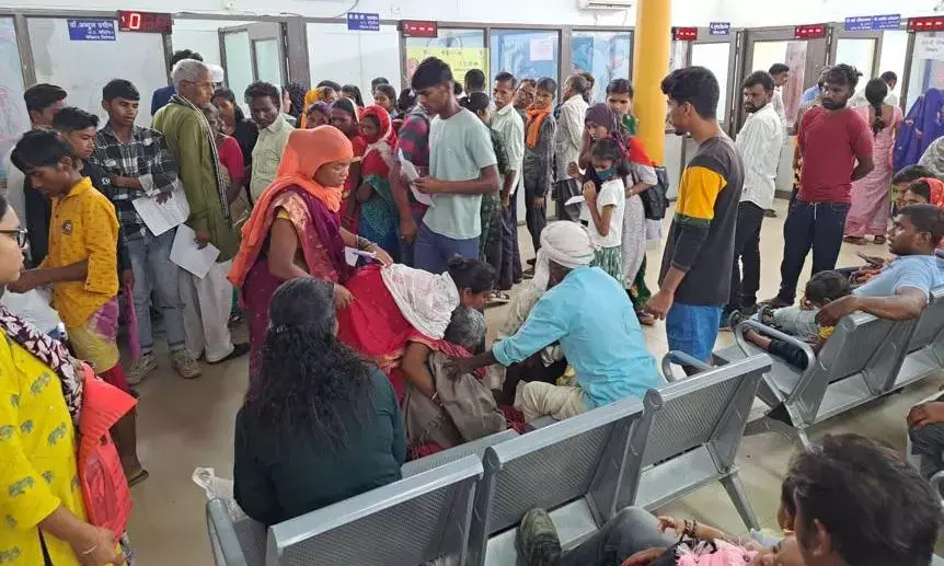 डॉक्टर के इंतजार में वृद्धा बेहोश, पहुंची आईसीयू, जिला अस्पताल की ओपीडी में डॉक्टरों के सात में तीन चेंबर खाली