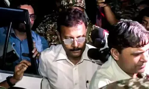 आरजी कर कॉलेज के पूर्व प्रिंसिपल संदीप घोष पर भीड़ ने किया हमला, कोर्ट से बाहर निकलते समय युवक ने मारा थप्पड़