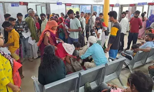 डॉक्टर के इंतजार में वृद्धा बेहोश, पहुंची आईसीयू, जिला अस्पताल की ओपीडी में डॉक्टरों के सात में तीन चेंबर खाली