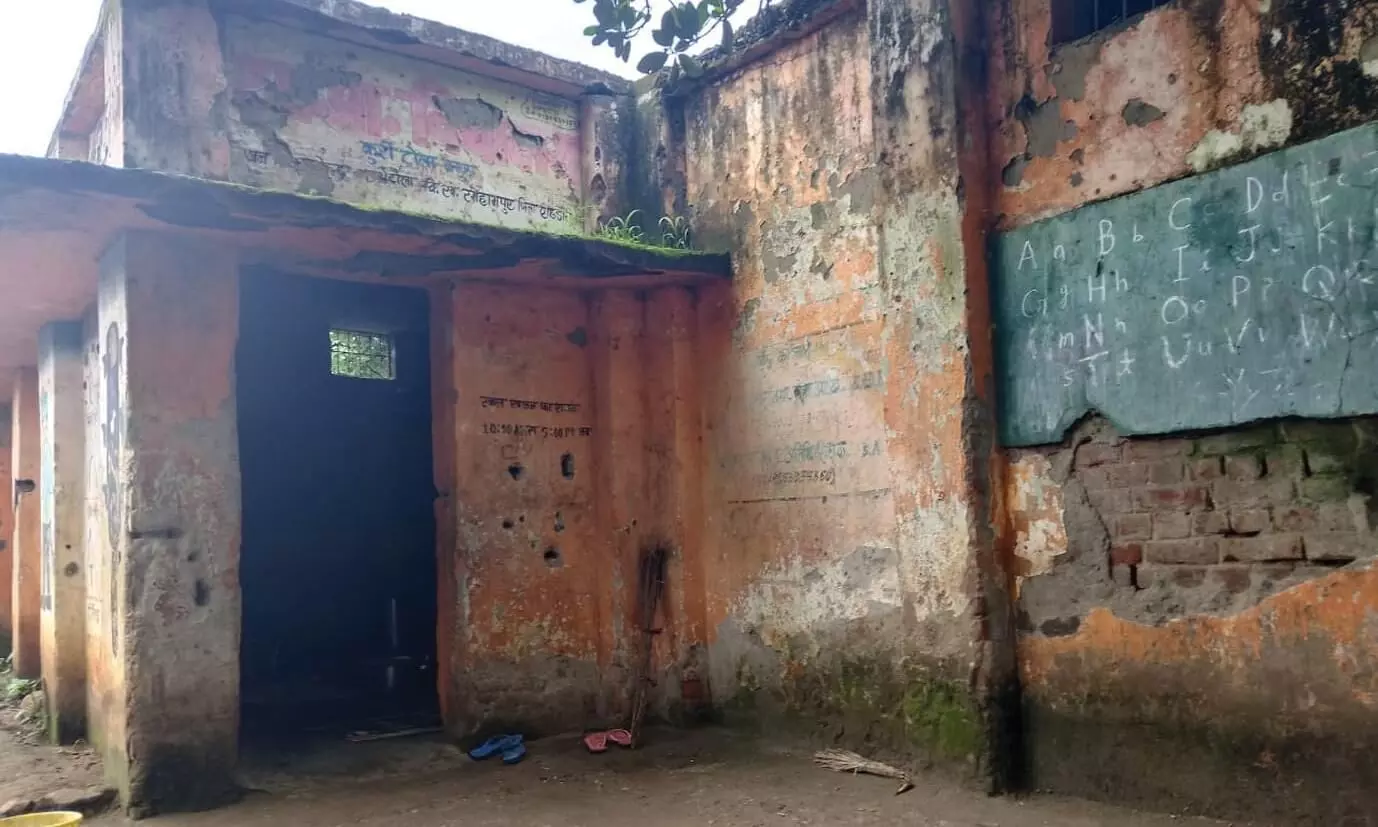 ग्रामीण इलाकों में जर्जर हो चुके विद्यालय भवन ग्रामीण इलाकों में जर्जर हो चुके विद्यालय भवन