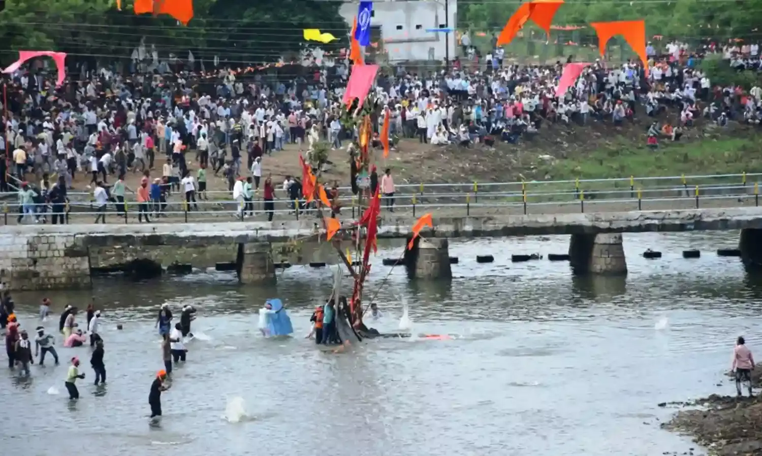 परंपरागत खूनी खेल में 600 से ज्यादा घायल, 13 लोग हुए गंभीर घायल