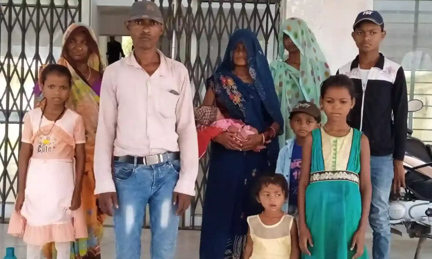 मारपीट और विवाद की घटना के बाद गिरफ्तारी को लेकर परिजनों ने दिया आवेदन